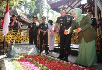Pangdam V Brawijaya Mayjen TNI Farid Makruf saat ziarah dan tabur bunga di makam Presiden RI ke-4, Jombang, Rabu (27/9)