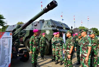 Wakasal Laksdya TNI Ahmadi Heri Purwono saat meninjau kesiapan alutsista di Brigif 1 Marinir Cilandak