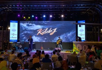Aksi Kaleb J saat perform di Paolo Fest Kota Batu