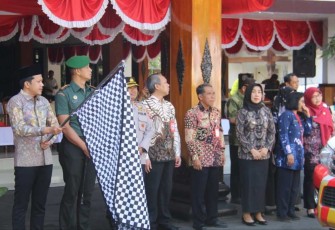 Dandim 0806/Trenggalek Letkol Kav Peddy Adi Prasetyo saat pelepasan kirab, Senin (2/10)