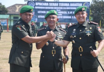 Danrem 081/DSJ Kolonel Inf H. Sugiyono foto bersama usai Sertijab Danyonif 511/DY