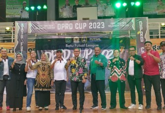 Pj. Wali Kota Batu, Ketua DPRD, Anggota DPRD, Ketua KONI, Ketua PSSI, Ketua AFKAT saat sesi foto bersama disela-sela Futsal League DPRD CUP 2023