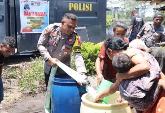 Warga desa Beiwali antusias saat pembagian air bersih dari Polres Ngada, Rabu (4/10) 