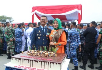 Danlanud Sutan Sjahrir Kol Nav Saeful Rakhmat bersama Ketua PIA AG Cab 14/D.I Lanud Sut Ny Cicik Saeful Rakhmat saat HUT ke 78 TNI, Kamis (5/10)