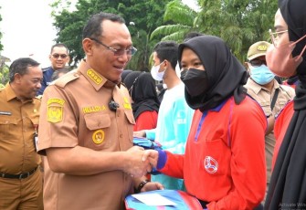 Walikota Cilegon Helldy Agustian saat melepas pahlawan devisa kota Cilegon