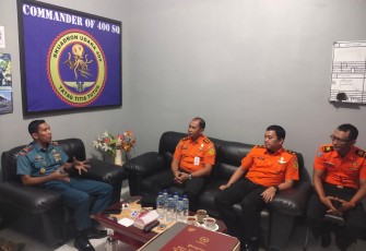 Danskuadron 400 Wing Udara 1 Mayor Laut (P) Handra Milduawan saat menerima kunker Kakansar Tanjungpinang, Senin (9/10)
