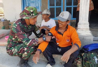 Pemeriksaan kesehatan di lokasi TMMD 