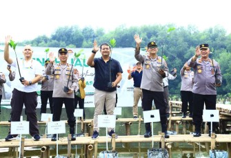 Gerakan Pelestarian Lingkungan Tanam Mangrove di HUT Humas Polri Ke-72 di Jakarta, Jum'at (13/10)