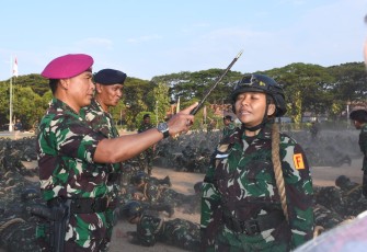 Dankodiklatal Letjen TNI (Mar) Suhartono menyemangati peserta Dikmaba TNI AL, Jum'at (13/10)