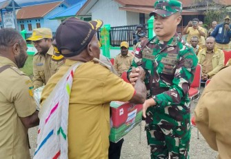 Dandim 1715/Yahukimo Letkol Inf Tommy Yudistyo saat mengawal masyarakat kembali pulang 