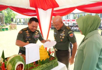 Kasad Jenderal TNI Dudung Abdurachman saat memotong tumpeng di acara HUT ke-78 Corps Zeni di Jakarta , Senin (16/10)