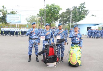 Danlanud Sutan Sjahrir foto bersama usai memberikan apresiasi prajuritnya yang berprestasi, Selasa (17/10)