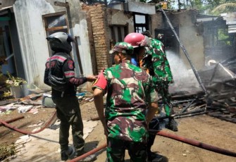 Padamkan kebakaran rumah warga di wilayah desa binaan