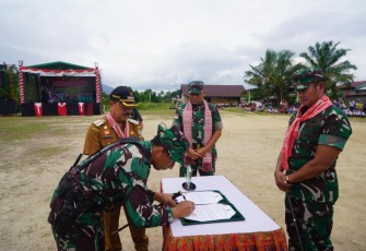 Penandatanganan berita acara serah terima hasil TMMD ke 118 Kodim 1204/Sanggau, Kamis (19/10)