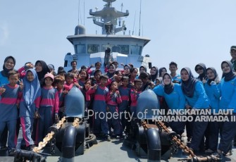 Kunjungan siswa dan masyarakat di KRI Sampari-628