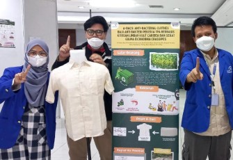 Wira beserta rekannya berhasil mengembangkan produk Baju Anti Bakteri (A-bacs) dari serat eceng gondok