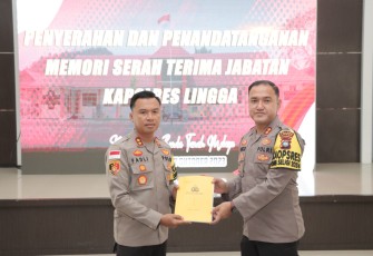 Upacara Farawell dan Tradisi Pedang Pora Iringi Penyambutan Serta Pelepasan Kapolres Lingga 
