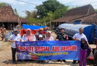 Perwakilan SDN 01 Muktiharjo saat droping air di Desa Mencon 