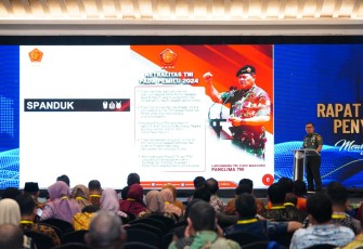 Kasum TNI Letjen TNI Bambang Ismawan, S.E., M.M. saat mewakili Panglima TNI pada Rapat Koordinasi Nasional Penyelenggaraan Pemilu 2024 “Mewujudkan Pemilu Berintegrasi” di Puri Agung Convention Hall Grand Sahid Jaya Hotel, Jakarta, Rabu (8/11/2023).