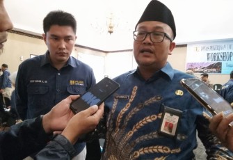 Kepala Dinas PUPR Pemkot Batu, Alfi Nurhidayat, S.T., M.T., IPM bersama Kabid Tata Ruang DPUPR Pemkot Batu Dedi Angga Satriawan, saat diwawancarai awak media usai kegiatan acara Workshop Pengenalan RDTR. Kamis (9/11)