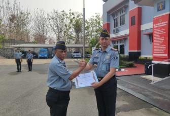 Kalapas Cilegon Yosafat Rizanto saat memberikan penghargaan pegawai teladan, Senin (13/11) 