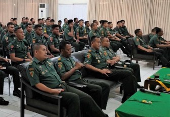Danmenarmed 2 Kostrad Kolonel Arm Joko Setiyo Kurniawan bersama jajaran saat mengikuti sosialisasi netralitas TNI dalam pemilu, Rabu (15/11)