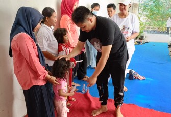 Tomi Gandhi Sansongko Saat Santuni Anak Yatim di Acara HUT Satujuang Blitar
