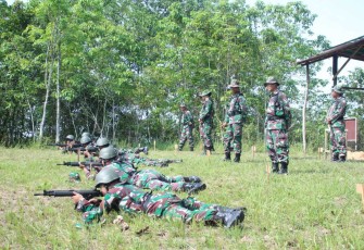 Latihan menembak prajurit Kodim 1001/HSU-BLG, Rabu (22/11)