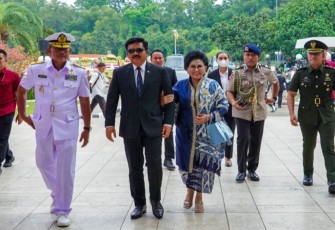 Menteri ATR/BPN Hadi Tjahjanto dan istri saat menghadiri sertijab Panglima TNI di Jakarta 
