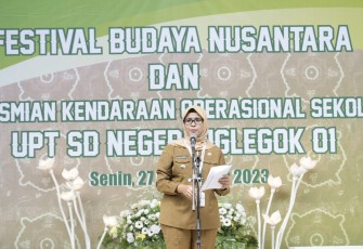 Bupati Blitar Rini Syarifah Saat Berikan Sambutan di Acara Peresmian Kendaraan Operasional di UPT SDN Nglegok 01 Kabupaten Blitar.