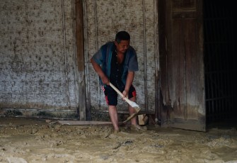 Rumah warga terdampak lumpur akibat tanggul jebol