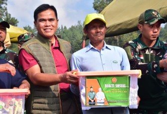 Kasal Laksamana TNI Muhammad Ali memberikan paket bantuan dalam bakti sosial di Bandung, Minggu (17/12)