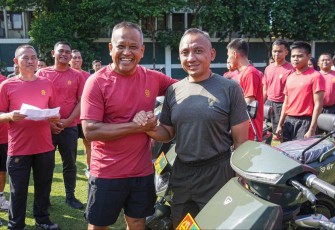 Pangkostrad Mayjen TNI Muhammad Saleh Mustafa saat menyerahkan kendaraan dinas di Makostrad Gambir Jakarta, Kamis (21/12)