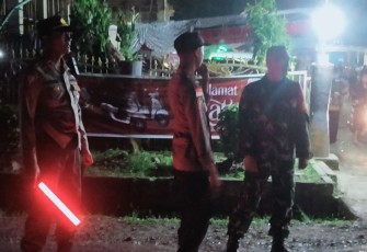 Para Babinsa Koramil Jajaran Kodim 1710/Mimika Turut Amankan Jalannya Ibadah Malam Natal 2023