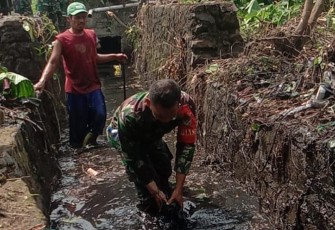 Gotong royong pembersihan lingkungan di wilayah desa binaan 