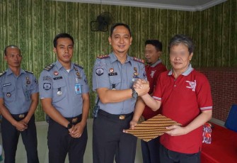 Kalapas Cilegon Yosafat Rizanto saat menyerahkan remisi khusus 