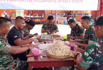 Kesibukan dapur umum untuk mempersiapkan dukungan logistik