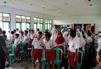 Pemberian materi wasbang bagi anak anak SD