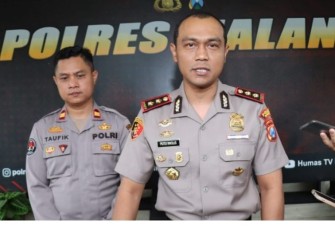 Kapolres Malang AKBP Putu Kholis Aryana saat menerima keterangan pers, Selasa (3/1)