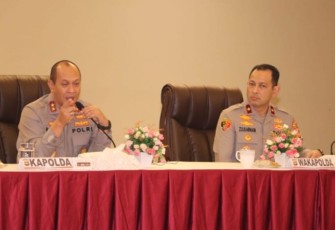 Kapolda Sumsel Irjen Pol A Rachmad Wibowo bersama  Wakapolda Sumsel Brigjen Pol M Zulkarnain saat memberikan pengarahan PJU Polda Sumsel, Selasa (3/1)