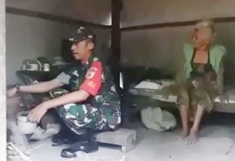 Serda Adi saat memasak di dapur Mbah Tukinem 