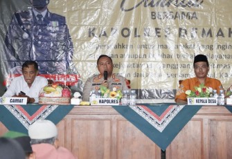 Kapolres Demak AKBP Budi Adhy Buono saat acara Jum'at Curhat bersama warga Desa Bakung