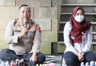 Kapolres Demak AKBP Budi Adhy Buono dengan Bupati Demak Eisti'anah saat Jum'at Curhat di Desa Bakalrejo