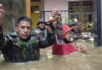 Prajurit TNI AD evakuasi warga terjebak banjir di Kota Manado