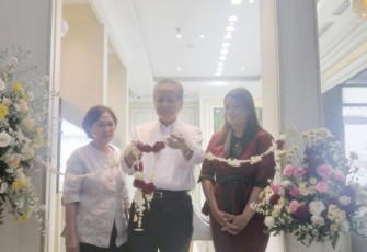 Indra Suryadi Dirut PT Goldmartindo Indra Suryadi didampingi Store Manager Goldmart Endriyani Septianingsih Pratiwi, saat mengunting pita sebagai tanda pembukaan toko dengan konsep baru di MOG Kota Malang.
