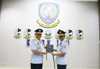 Dankosek IKN Marsma TNI Yuniarsa Aditya Permana saat memberikan cenderamata kepada Marsma TNI Setiawan 