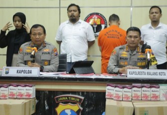Kapolda Jatim Irjen Pol Toni Harmanto memberikan keterangan pers terkait penipuan bisnis robot trading ATG di mapolda Jatim, Rabu (8/3)
