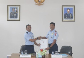 Danlanud Sugiri Sukani Letkol Pnb Supardo Butarbutar saat menerima laporan Tim Wasrikkap Irkoopsud I 