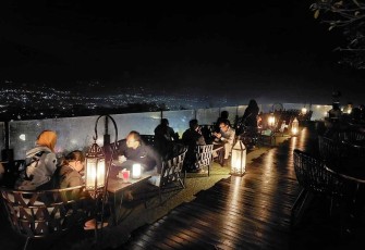 Para awak media, saat tengah buka puasa bersama di Awang - Awang Sky Lounge. 