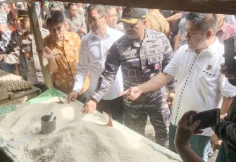 Danlanudal Manado Letkol Laut (P) Tatang Yanuar Ristanto saat sidak pasar Airmadidi Minahasa Utara 